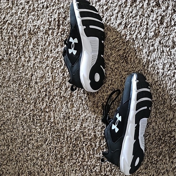 Under Armour - 4Y Black/White Youth Sneakers - Picture 3 of 8